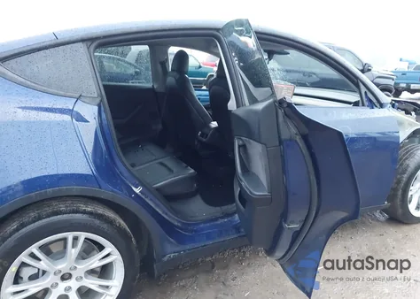 2022 Tesla Model Y Long Range Dual Motor All-Wheel Drive z USA, uszkodzony, nr VIN 7SAYGDEE3NF362863